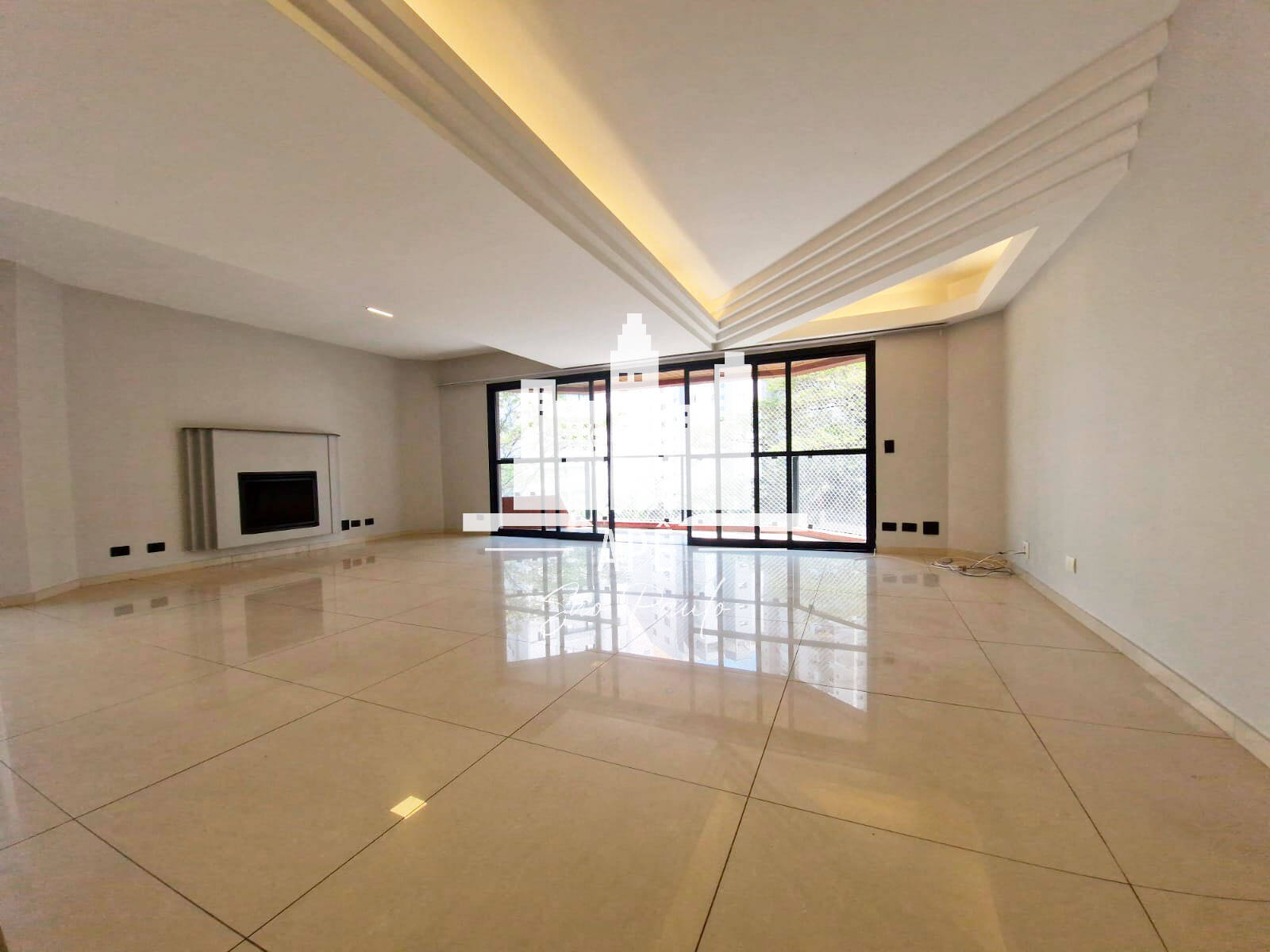 Apartamento à venda com 4 quartos, 216m² - Foto 2